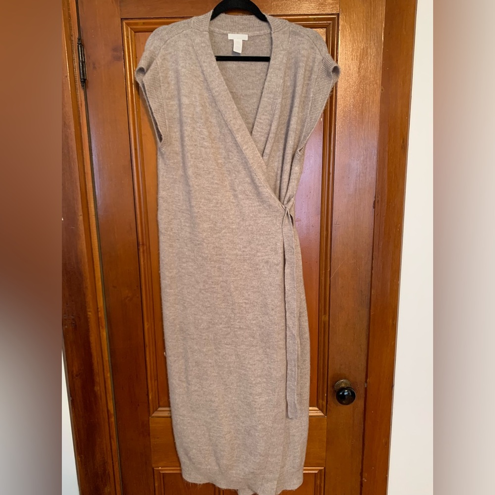 H&M sleeveless maternity sweater